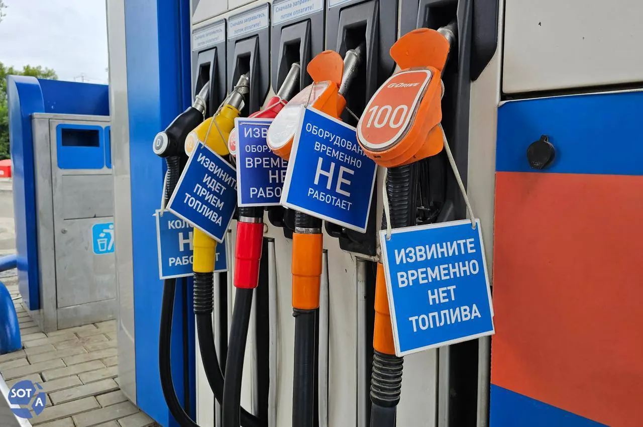 Медианные цены на бензин в России в первой декаде июля заметно выросли: АИ‑92 — 70,5 ₽/л, АИ‑95 — 77,5 ₽/л. Эксперты прогнозируют, что в ближайшие недели значимого удешевления не будет.
