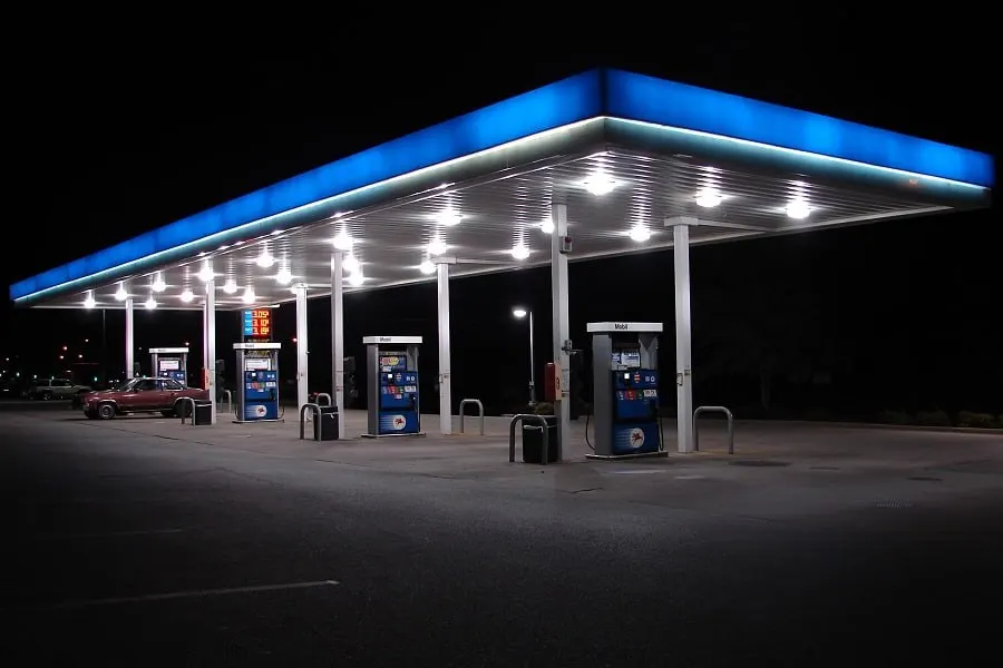 Правительство продлило запрет на экспорт бензина, чтобы ограничить дефицит и стабилизировать внутренний рынок. В регионах, в том числе в Томске, уже фиксируют дефицит топлива; чиновники готовят экстренные меры и усиленное регулирование поставок.