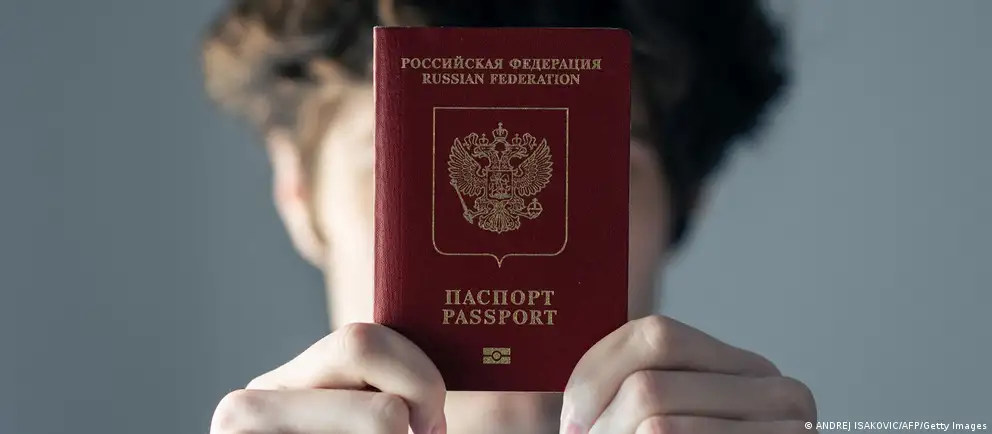 После возражений Франции и Италии Евросоюз предлагает ограничить запрет на краткосрочные визы для россиян только тем, кто непосредственно участвовал в боевых действиях в Украине; одновременно расширены гуманитарные и государственные исключения.