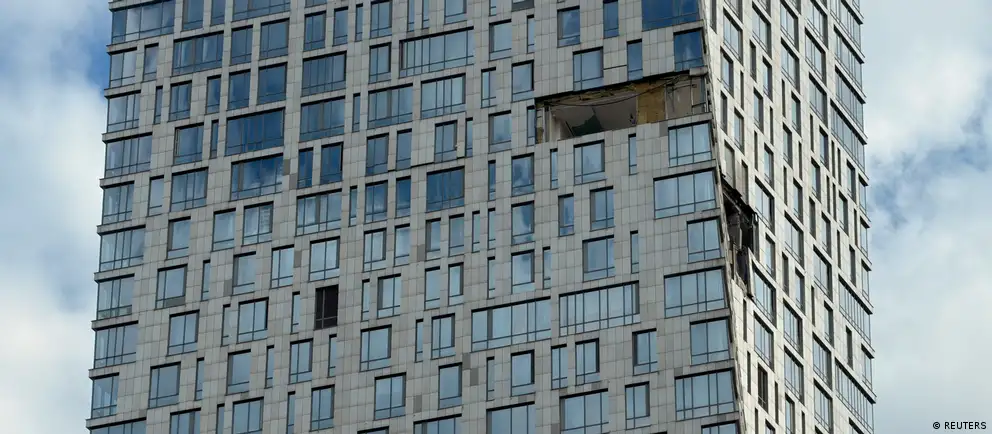 Ночью 18 июля беспилотники атаковали несколько регионов России: в Тамбовской области пожар на логистическом складе привёл к гибели семи человек; также сообщают о пожарах, сбитых дронах и воздушных тревогах в Москве, Владимире, Ленинградской области и оккупированном Крыму.