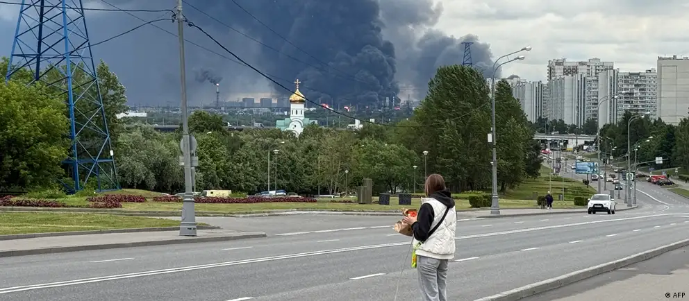 Повреждения нефтеперерабатывающих заводов, по словам вице‑премьера, привели к дефициту бензина и дизтоплива; власти вводят ограничения, наблюдаются очереди.