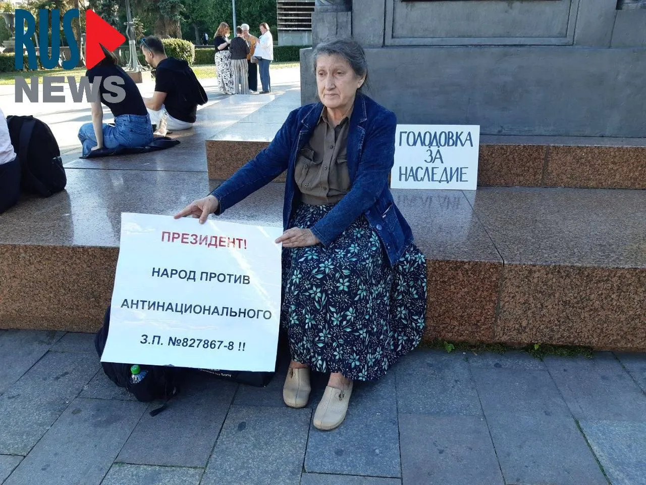 Председатель новосибирского отделения ВООПИК Наталья Шамина объявила голодовку у памятника Кириллу и Мефодию в Москве с плакатом «Голодовка за наследие» и была задержана полицией. Ранее аналогичную акцию объявила активистка из Новосибирска. Градозащитники протестуют против передачи регионам права исключать объекты из Единого государственного реестра памятников.