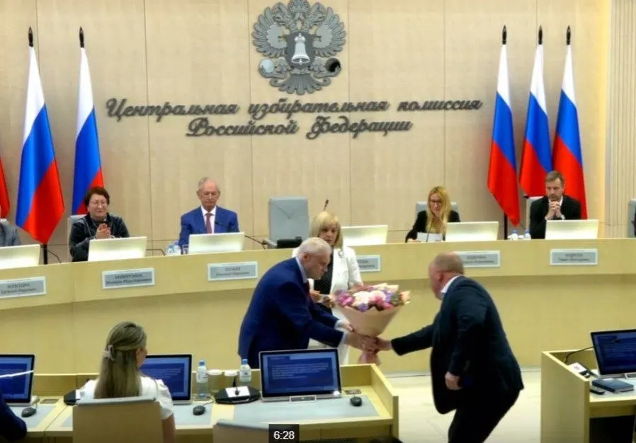 На заседании ЦИК единогласно зарегистрировали списки «Справедливой России», подтвердили 260 кандидатов, разрешили участие члена комиссии с совещательным голосом от ЛДПР и утвердили 43 финансовых уполномоченных «Яблока» в регионах.