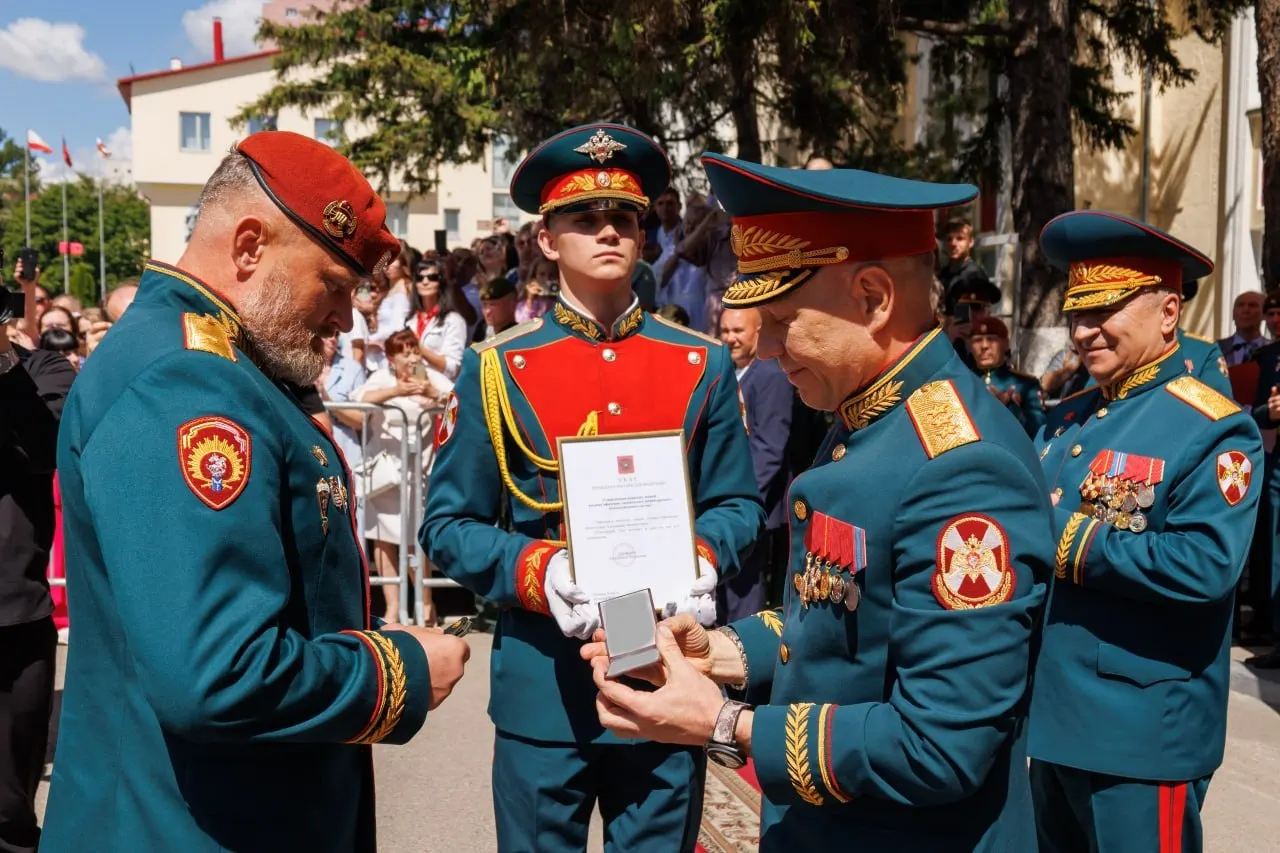 Начальнику Саратовского института войск национальной гвардии Александру Белоглазову присвоено воинское звание генерал‑лейтенант. Погоны вручил замдиректора Росгвардии Анатолий Маликов.
