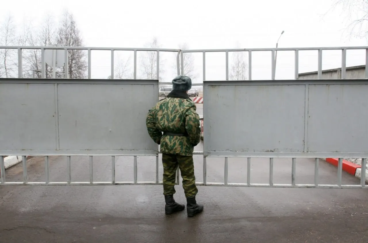 Депутат из Томска рассказал, что пропавшим без вести военнослужащим всё чаще присваивают статус «самовольно покинувших часть», из‑за чего семьи остаются без положенных выплат и пособий.