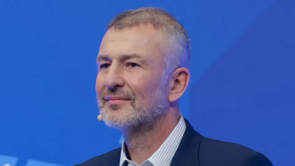 Миллиардер Андрей Мельниченко предотвратил национализацию своей энергокомпании СИБЭКО после перечисления 32 млрд рублей в образовательный центр «Сириус». Генпрокуратура отозвала иск в рамках мирового соглашения; сумма близка к стоимости покупки компании.