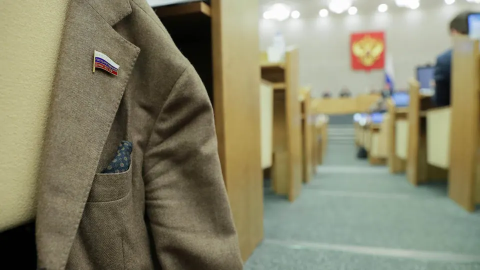 Правительство одобрило инициативу, которая исключает наказание для депутатов региональных парламентов за отсутствие или несвоевременную подачу сведений о доходах; документ требует доработки, указывают ведомства.