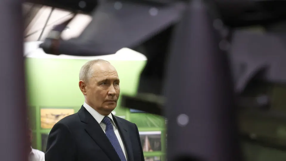 На форуме «Все для победы» Владимир Путин заявил, что граждане добровольно направили около 70 млрд рублей на поддержку СВО через ОНФ. Между тем государственные расходы на войну продолжают расти — в первом квартале 2026 года они приблизились к 5,908 трлн рублей и могут увеличиться ещё сильнее.