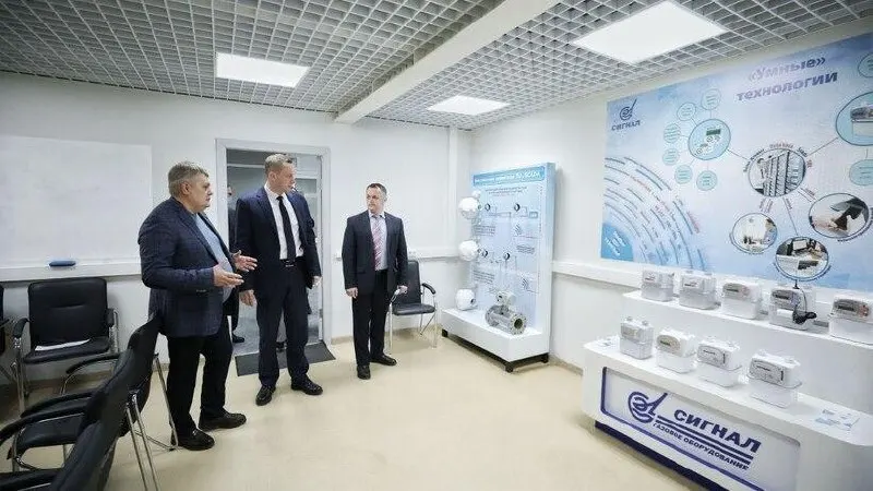 Совет ЕС включил энгельсское предприятие «Сигнал» в 21-й пакет ограничений: в обновлённый список попали 48 физических и 170 юридических лиц. В документе отмечают, что завод поставляет комплектующие для вооружения и поддерживает ВС РФ в зоне СВО.