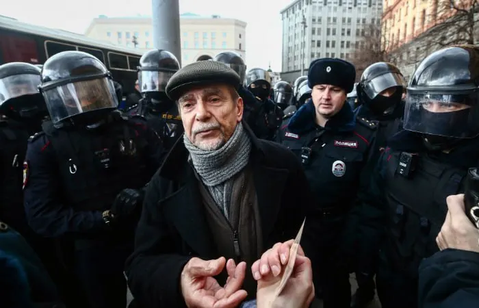 Хорошевский суд Москвы начал заочное рассмотрение дела в отношении 84‑летнего правозащитника Льва Пономарёва. Прокуратура просит 6,5 года колонии и запрет администрировать сайты на 10 лет. Ему вменяют создание «нежелательной» организации и публикации без маркировки «иностранного агента».