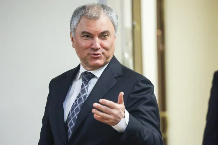 Спикер Госдумы призвал горожан активнее пользоваться электротранспортом: по его мнению, современные трамваи могут разгрузить дороги, улучшить экологию и заменить часть маршрутов наземного метро.