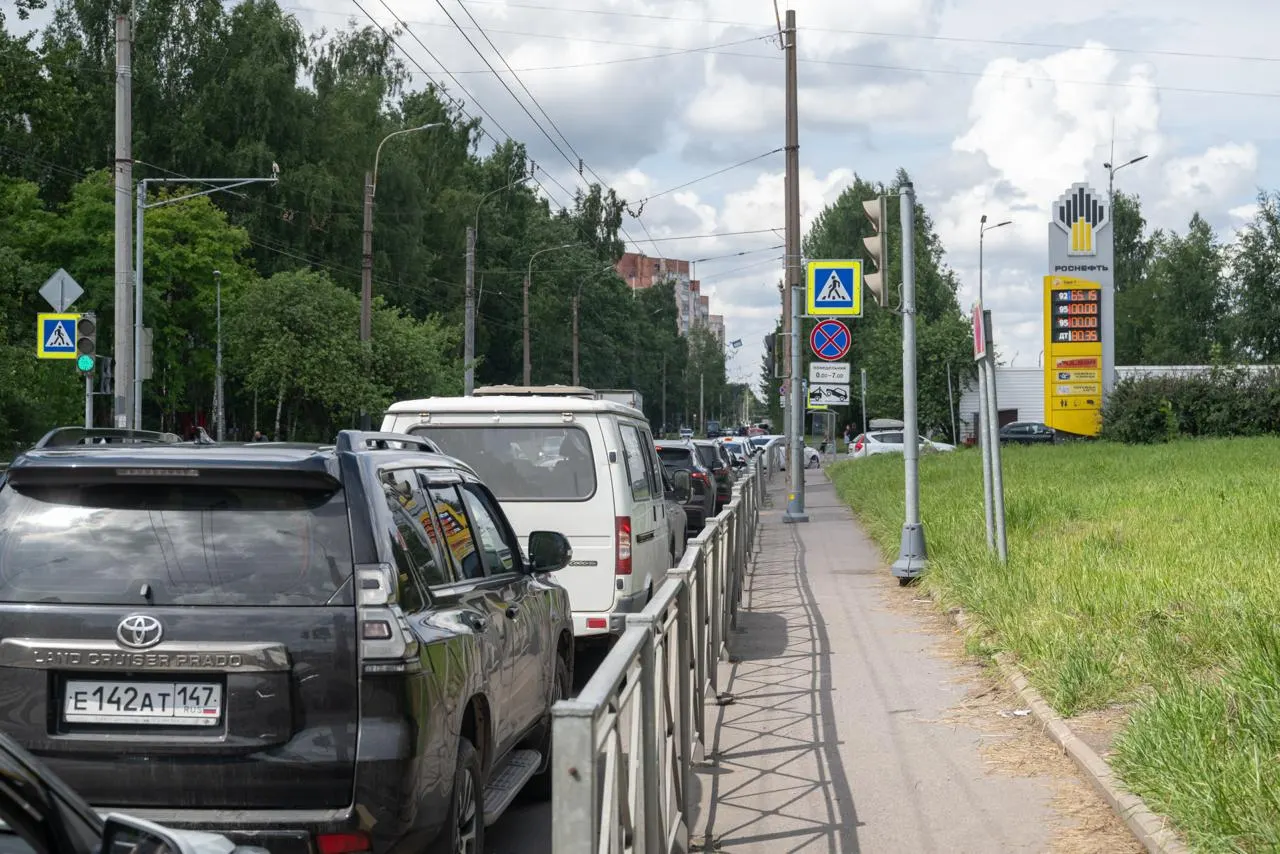 Проверка нескольких петербургских АЗС показала, что им по-прежнему привозят бензин Евро‑5; временное разрешение на оборот Евро‑3 связано с перебоями на НПЗ, но в городе пока рассчитывают на имеющиеся запасы.