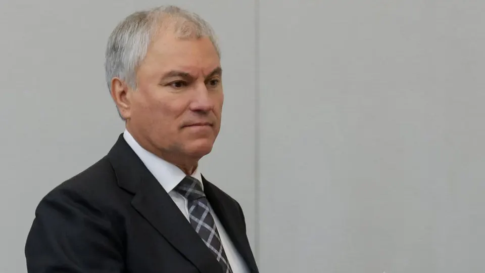Спикер Госдумы обратился к депутатам с призывом к консолидации и спокойствию на фоне дефицита топлива; власти обещают новые меры для стабилизации рынка.