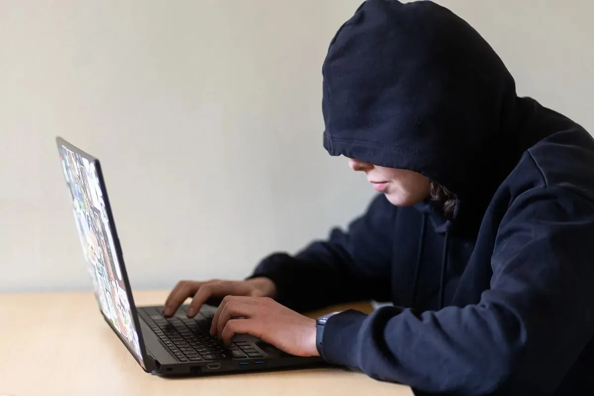 Проект закона предлагает запретить слежку, навязчивые контакты и приближение к пострадавшему; документ направлен на оценку в правительство и может вступить в силу 1 января 2027 года.