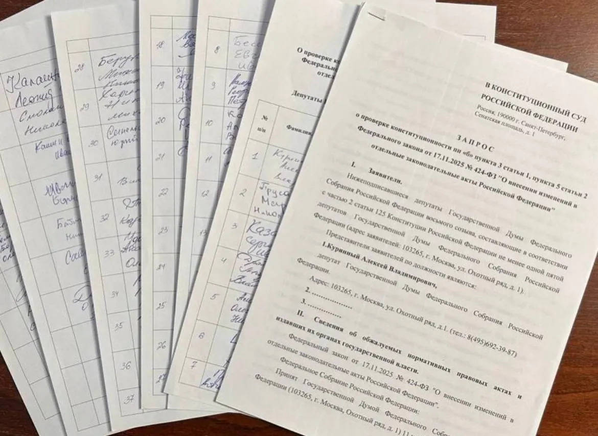 Депутат из Ульяновской области Алексей Куринный собрал 73 подписи за запрос в Конституционный суд о проверке закона об обязательной отработке студентов-медиков — для коллективного обращения требуется 90 подписей.