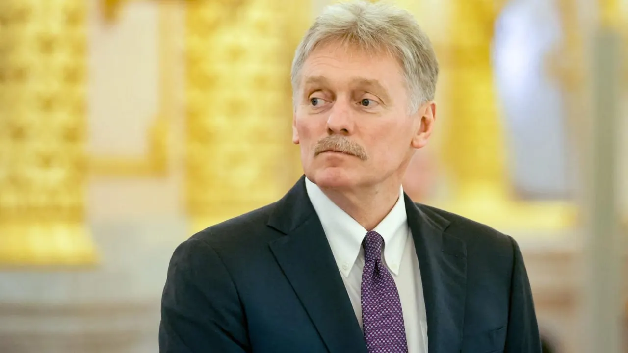 Пресс‑секретарь заявил, что вмешательство западных стран и их помощь Киеву через спутниковую инфраструктуру превратили спецоперацию в полноценный конфликт; удары по гражданской инфраструктуре он охарактеризовал как террористические.