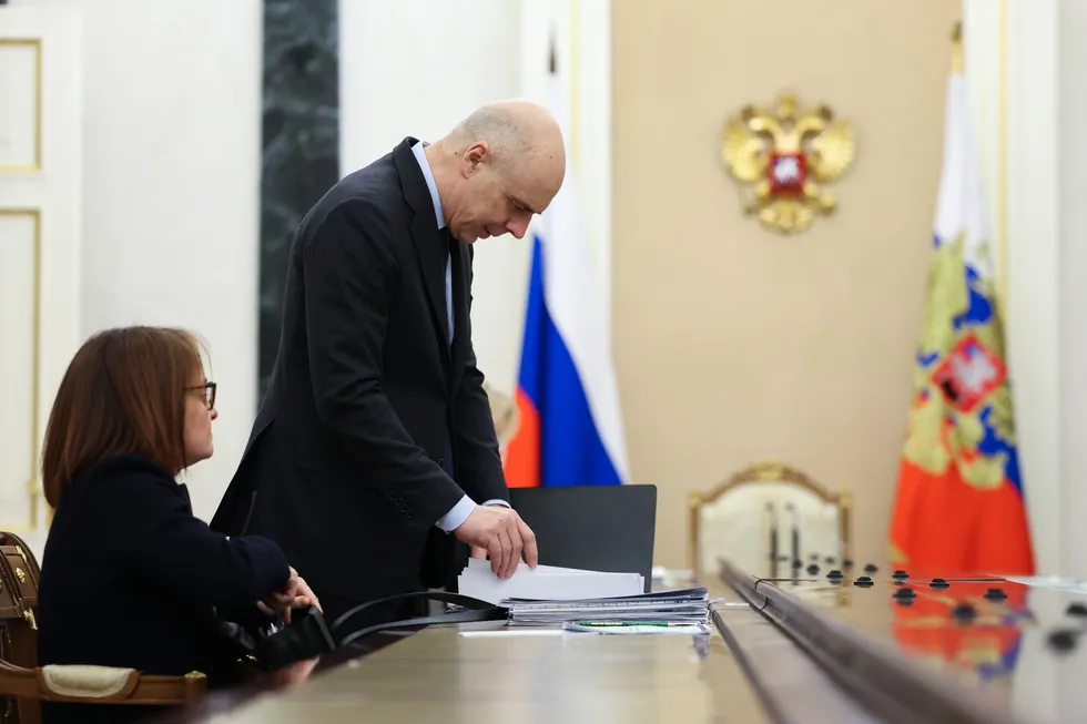 Парламент дал Минфину возможность увеличивать расходы и занимать сверх установленного бюджетного потолка без повторного согласования — краткий ответ на кассовые разрывы, который повышает риски для устойчивости бюджета, инфляции и инвестиций.