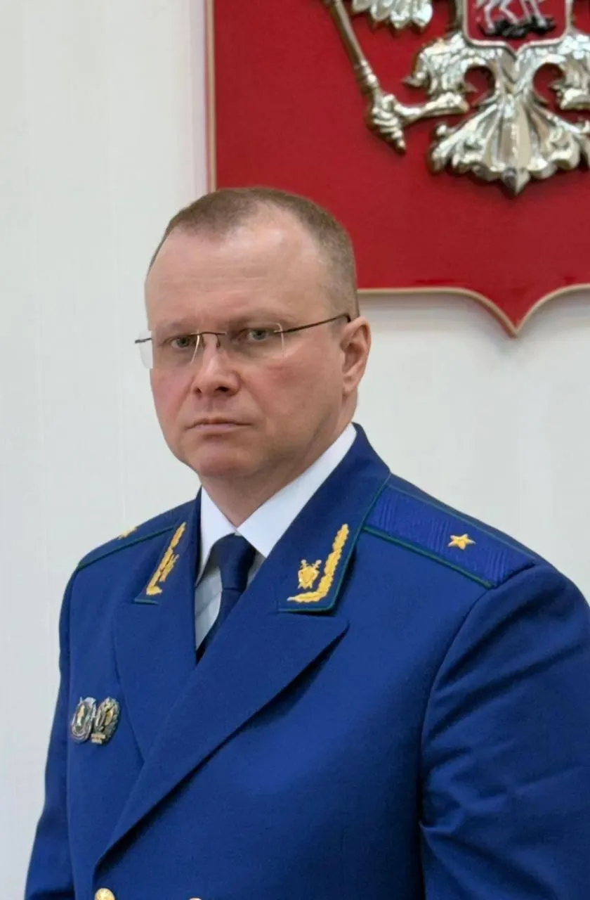 Президент назначил Бориса Анатольевича Новикова прокурором Мурманской области. Он работает в прокуратуре с 2001 года и занимал руководящие должности в органах прокуратуры Северо‑Западного федерального округа.