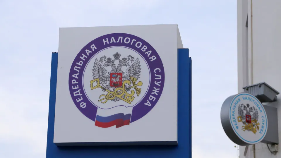 Налоговая служба начала массовые запросы трудоспособным и безработным гражданам, совершившим крупные покупки без очевидных доходов. Мера связана с усилиями по повышению собираемости на фоне роста наличных расчётов и дефицита бюджета.