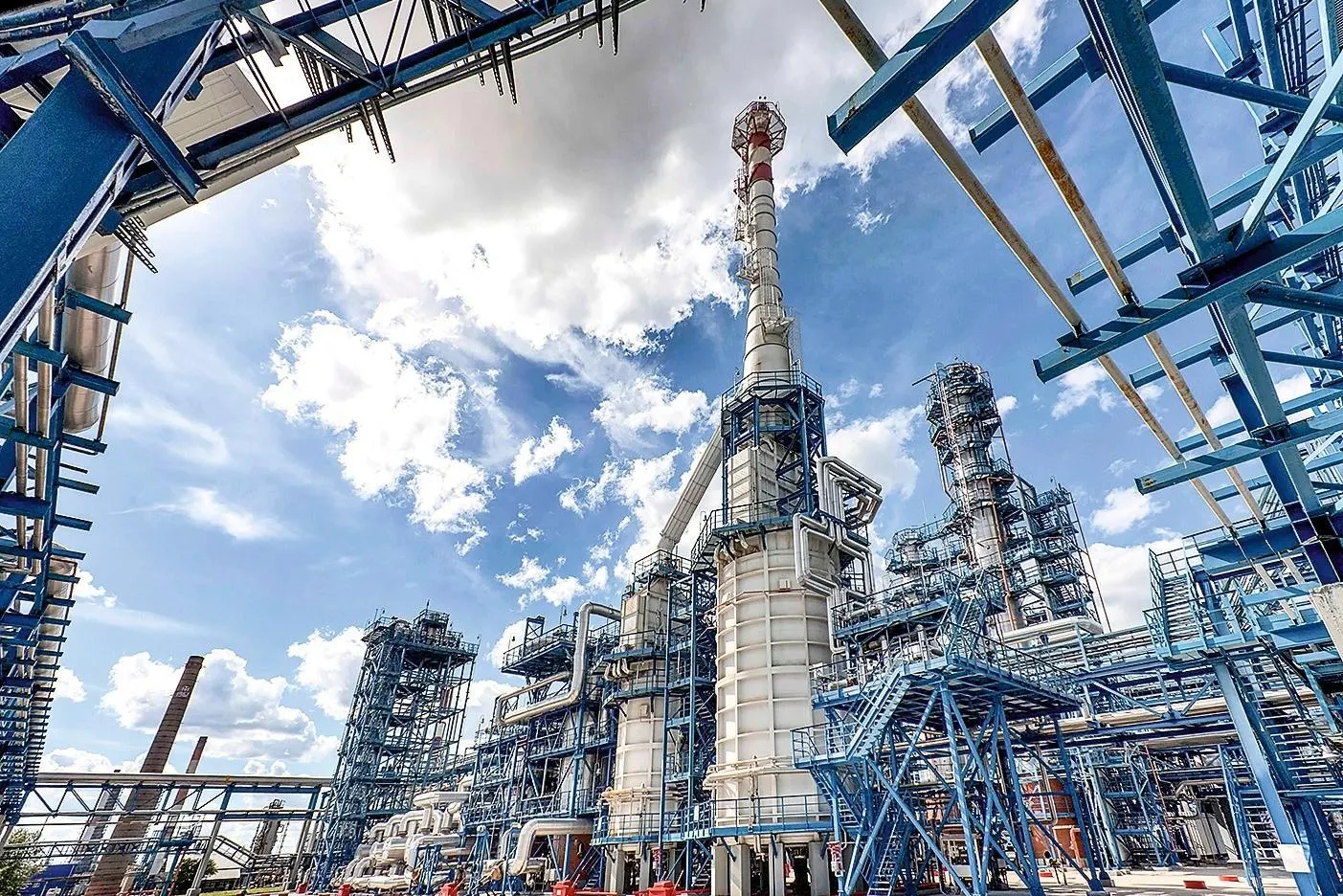 Власти в июне повысили субсидии нефтепереработчикам более чем в шесть раз год к году — мера направлена на удержание большего объёма бензина и дизеля внутри страны и смягчение перебоев с поставками на фоне ударов по НПЗ.