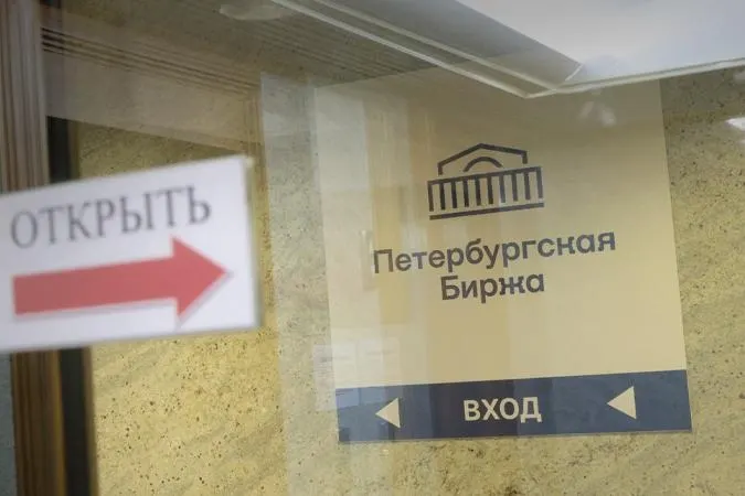 С 21 июля участникам торгов запретят покупать бензин «для перепродажи» посредникам: закупки возможны только для собственных нужд или для заранее указанного конечного потребителя. За нарушение будут штрафные санкции вплоть до блокировки доступа к площадке.