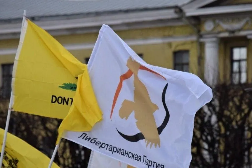 В обновлённый список Министерства юстиции включили Либертарианскую партию России, проект «Четвёртый сектор», директора «ОВД‑Инфо» Александра Поливанова и писателя Дмитрия Петрова.