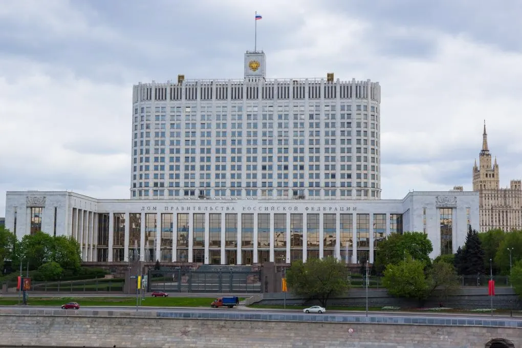 Законопроект позволяет Минобороны заключать контракты с лицами, имеющими судимости или обвинениями по ряду преступлений, за исключением наиболее тяжких составов против безопасности государства и преступлений против несовершеннолетних.