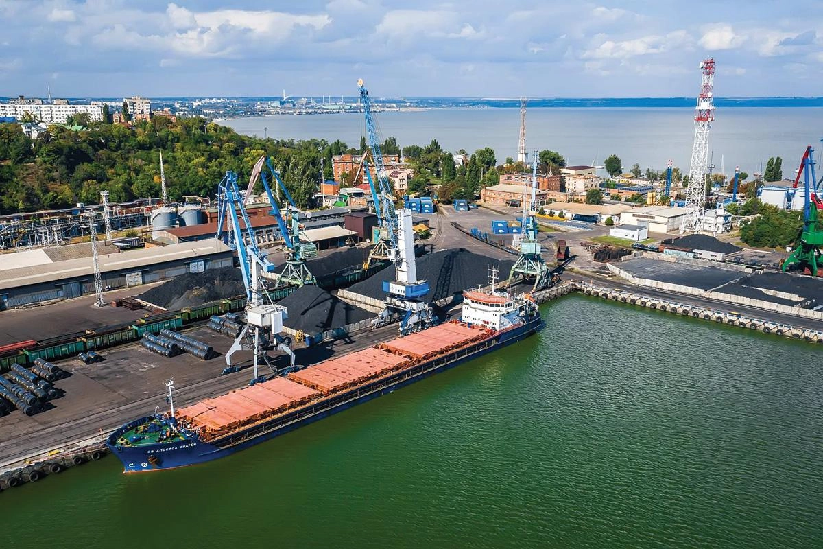 Из‑за атак беспилотников отгрузки из портов Азовского моря приостановлены, Минсельхоз предлагает покрыть до 90% расходов на перевозку зерна в альтернативные черноморские и балтийские порты.