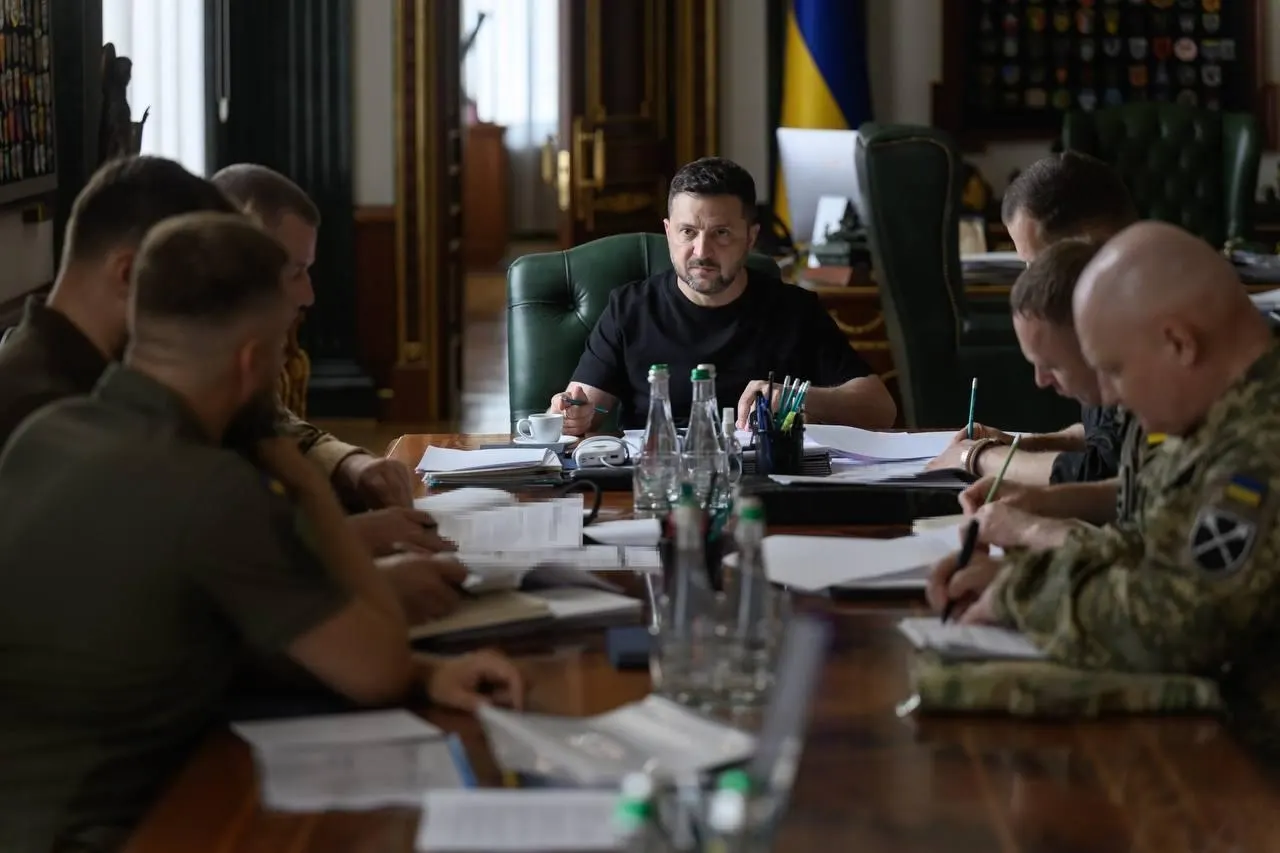 По словам президента, украинские дальнобойные средства уже поражают цели на дистанции свыше 3 тыс. км; в результате атак останавливались НПЗ, склады и предприятия ВПК, а оборона вокруг Москвы усилена.