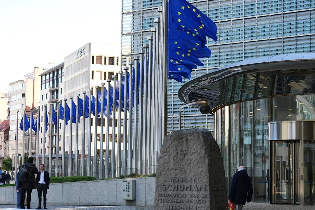 Евросоюз разрабатывает пакет ограничений против свыше 1600 юридических лиц, которые, по оценке европейских чиновников, помогают российскому военно‑промышленному комплексу. Проект затронет компании с совокупной выручкой более $20 млрд и коллективом свыше 265 тыс. человек; его обсуждение намечено на октябрь.