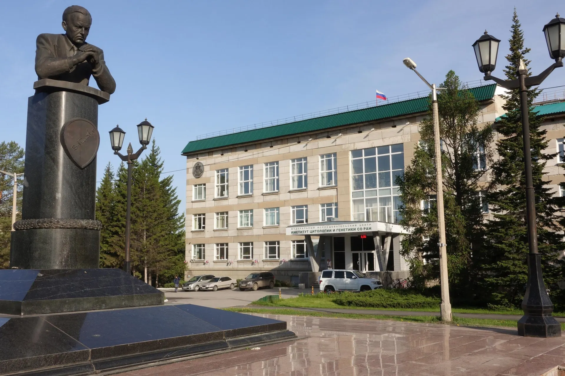 Закон №43‑ФЗ и связанное постановление вводят жёсткие ограничения на передачу генетической информации за рубеж и устанавливают обязательное согласование с межведомственной комиссией, что может затормозить публикации и международное сотрудничество.