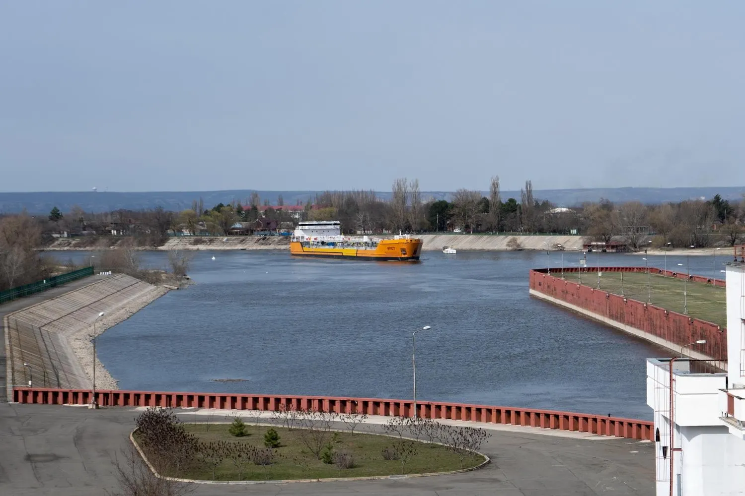 Остановка канала последовала за ударами беспилотников по десяткам судов в Азовском море; это может затронуть значительную долю экспорта пшеницы через Азов.