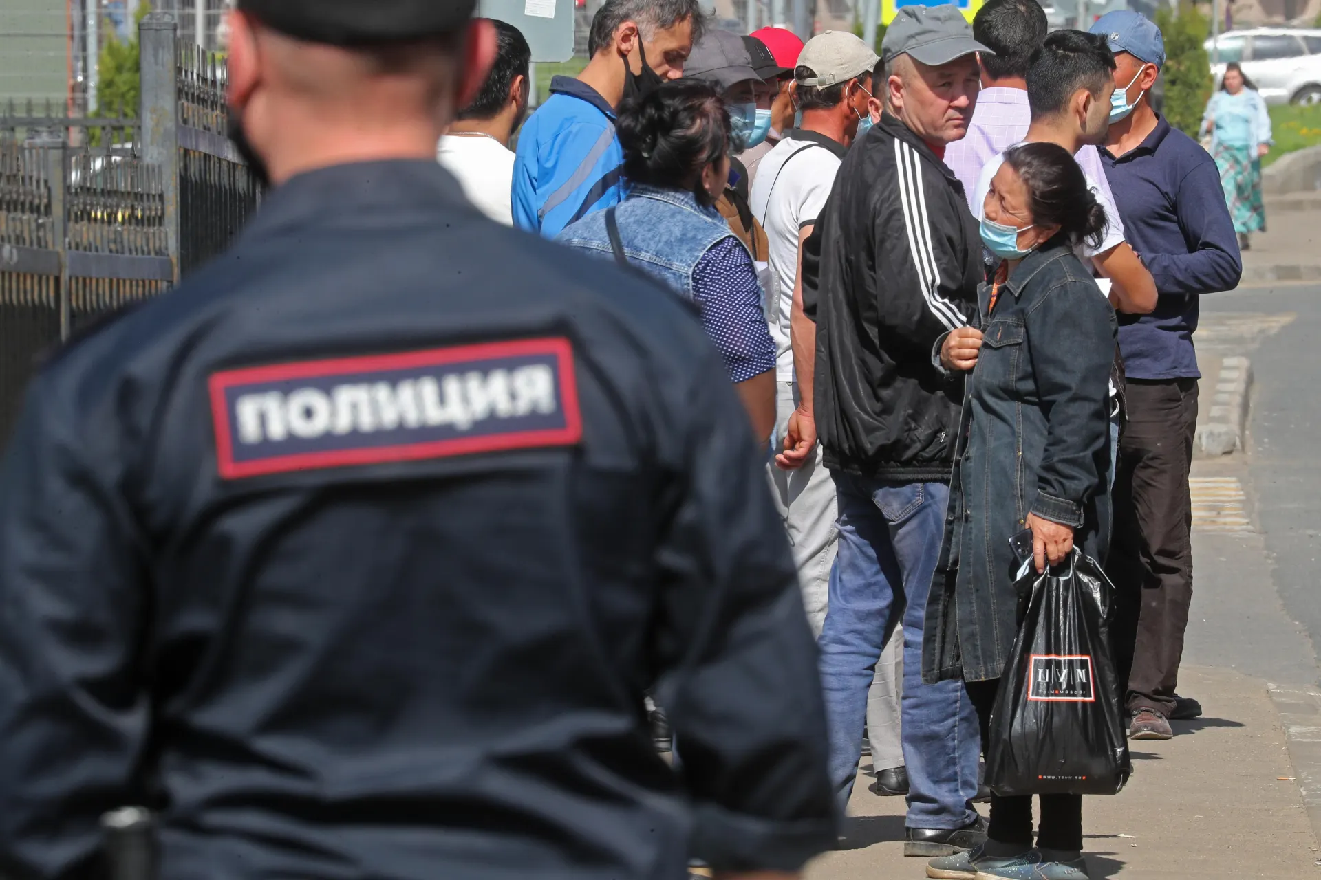 Правительство подготовило изменения к законопроекту об обязательной депортации иностранцев: в перечень правонарушений предлагают добавить дискриминацию и неповиновение законному требованию пограничника.