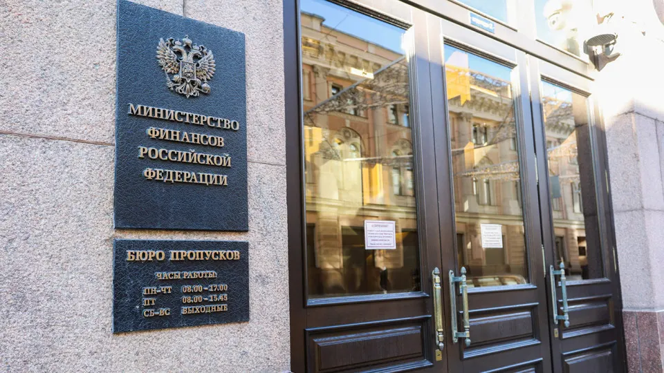 После 2022 года Россия всё больше финансирует бюджет за счёт госдолга: он заметно вырос, а расходы на обслуживание обязательств утроились, что усиливает долговую нагрузку и порождает риски для финансовой устойчивости.
