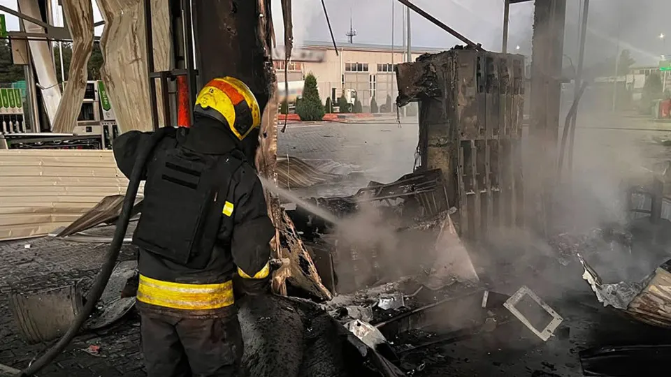 В ночь на 1 июля беспилотники атаковали объекты в Днепропетровской области: повреждены пять автозаправок, одна женщина погибла, трое ранены. Атака совпала с острой нехваткой топлива в России, где производство бензина снизилось примерно на четверть.