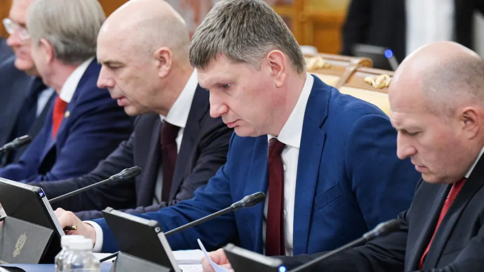 Минэкономразвития фиксирует рост ВВП всего на 0,2% за январь–май. Промышленность и инвестиции в стагнации, регионы демонстрируют сильную диспропорцию, эксперты предупреждают о рисках рецессии и ускорении инфляции.
