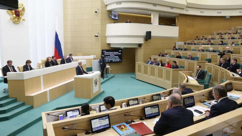 Закон вводит официальный «чёрный список» уехавших за границу осуждённых россиян и широкий набор ограничений — от блокировки банковских услуг и запрета на электронные госуслуги до отказа в большинстве консульских услуг и заморозки имущества.