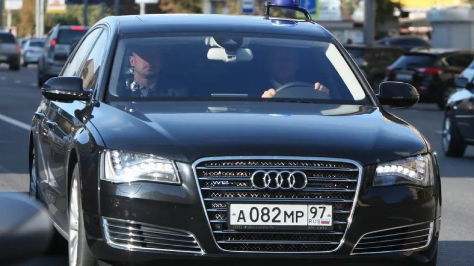 В ряде регионов автозаправки отпускают топливо в первую очередь госслужащим и спецтранспорту. Дефицит топлива связывают с повреждением НПЗ и падением объёмов переработки, что привело к очередям и ограничениям для обычных водителей.