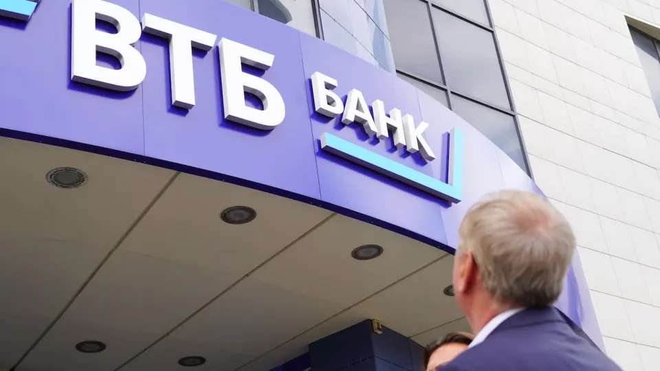 Бумаги ВТБ на Московской бирже опустились до рекордно низких значений за последние два десятилетия на фоне оттока наличности, роста проблемных кредитов и предупреждений о возможном банковском кризисе в России.