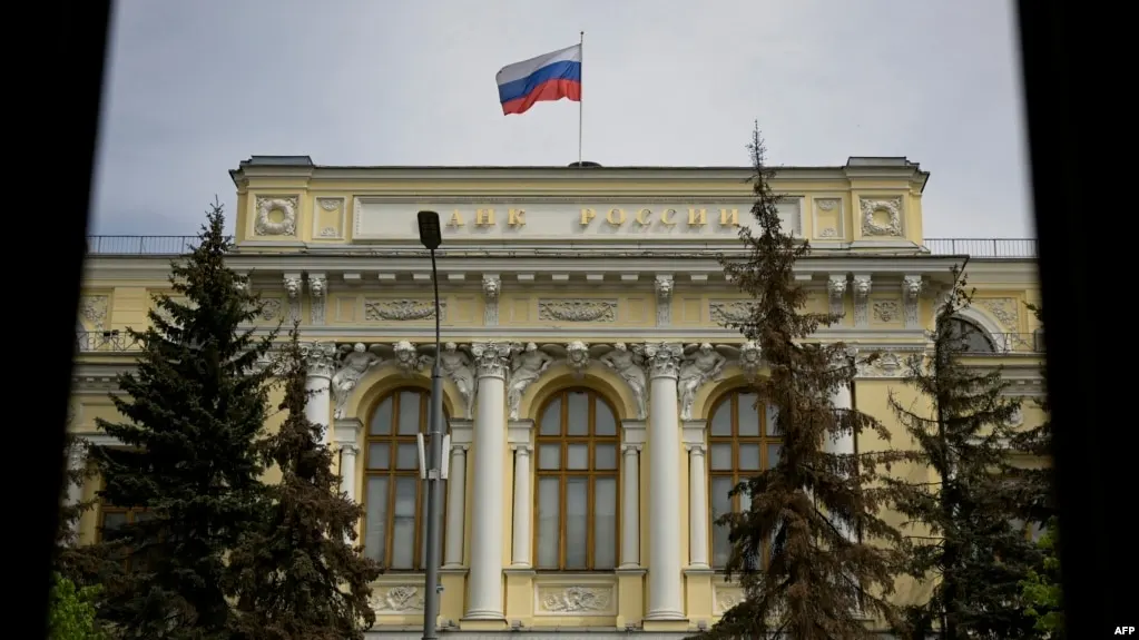 Расширен перечень криптовалют на биржах; для неквалифицированных инвесторов установлен годовой лимит, а для квалифицированных — без ограничений. Новые правила вступят в силу в 2026 году.