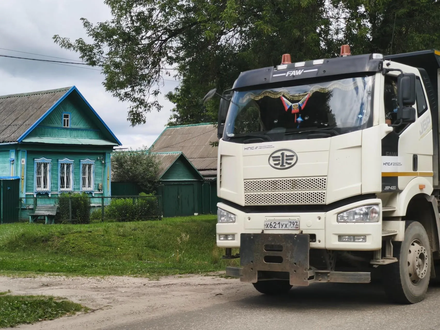 Жители деревень, попавших в зону трассы, сталкиваются с изъятием жилья, возросшей транспортной нагрузкой и близостью к железной дороге.