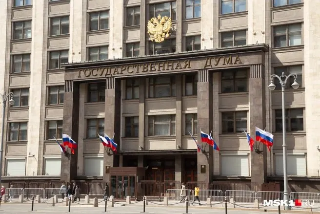 Данные о заработках губернатора региона и владении квартирами за пределами региона стали поводом для обсуждения накануне выборов в парламент.