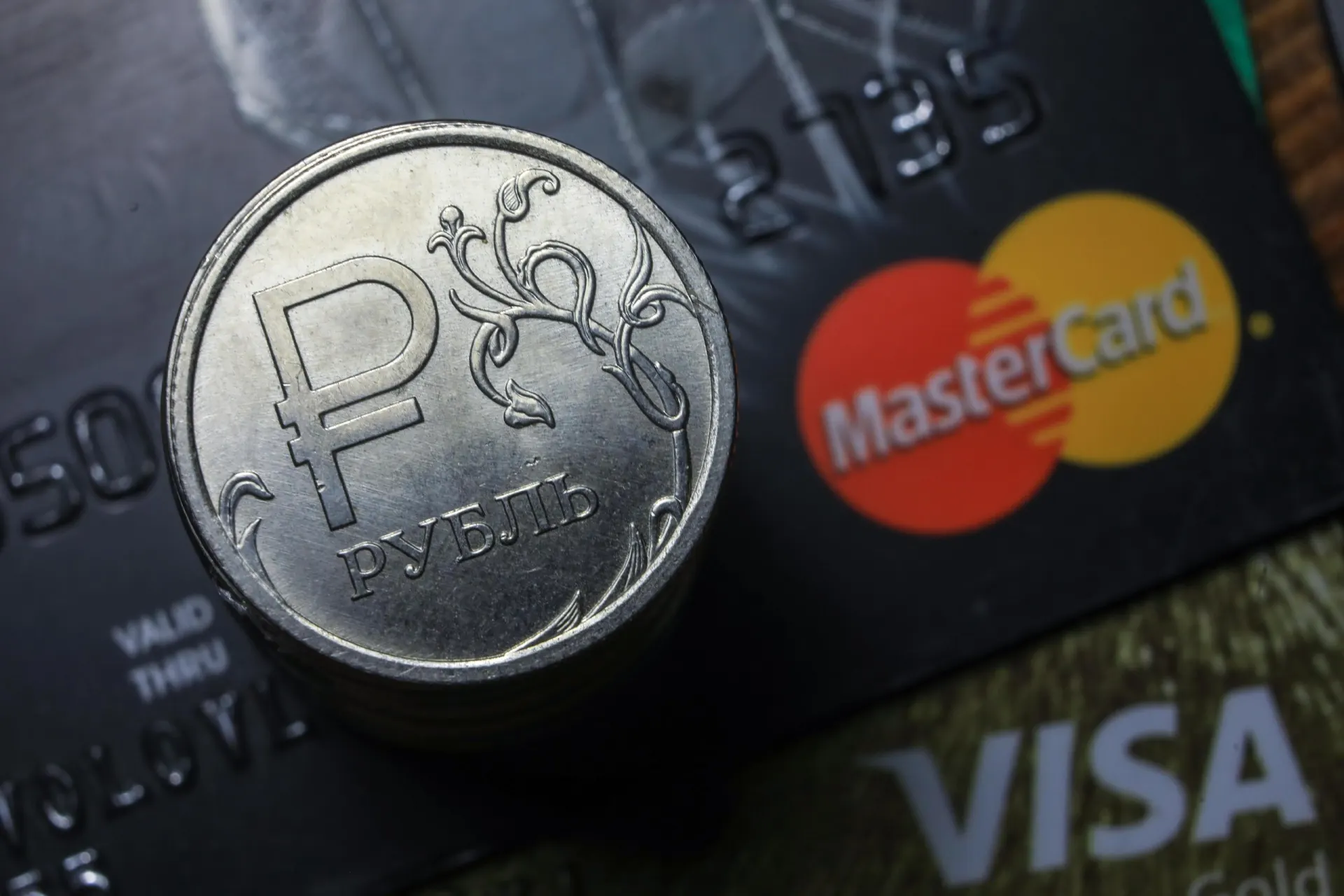 Пользователи сталкиваются с сбоями при оплате Visa и Mastercard и через систему быстрых платежей.