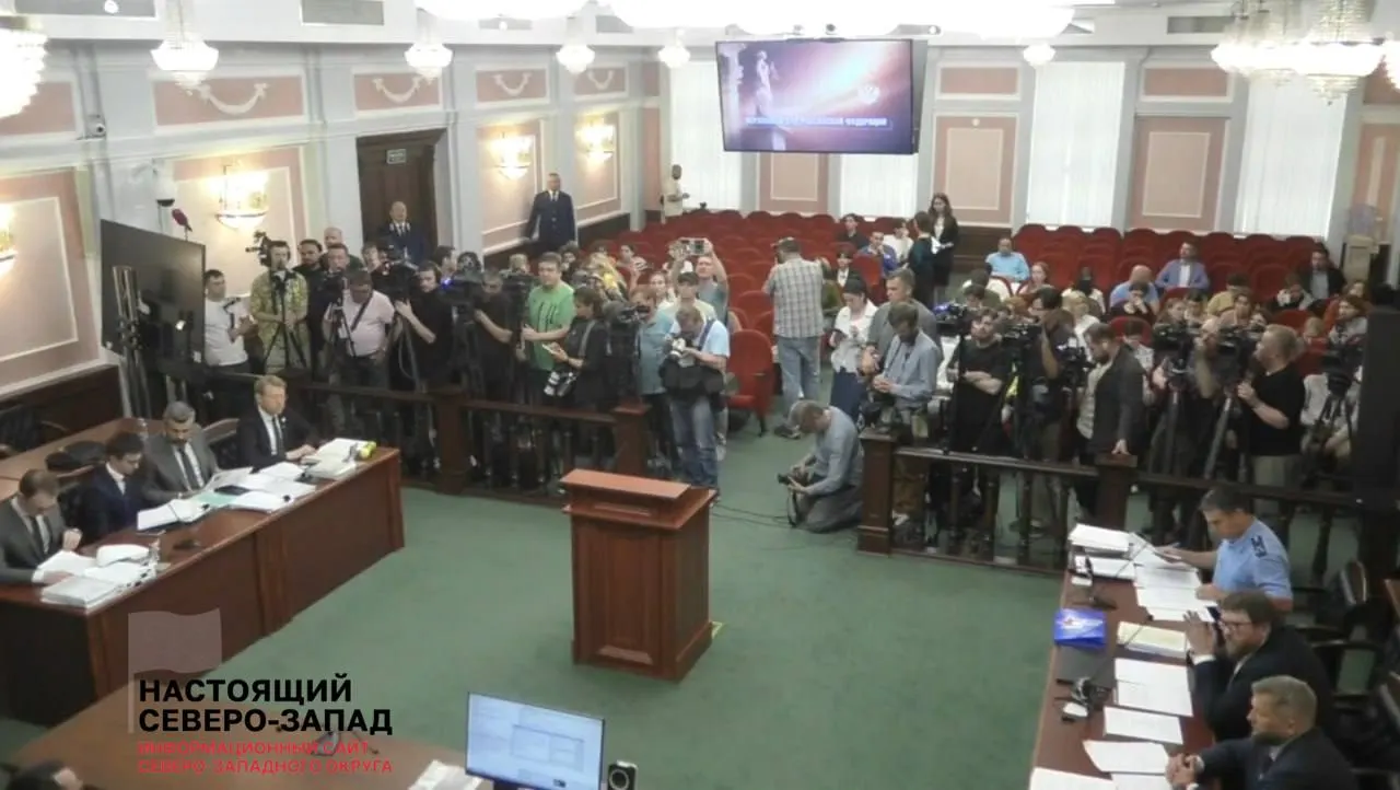 Партия «Родина» подала иск; слушание проходит в суде; спор об авторских правах, изображении и высказываниях рассматривается как потенциальные признаки экстремизма; суд может отменить регистрацию федерального списка «Яблока» на выборах.