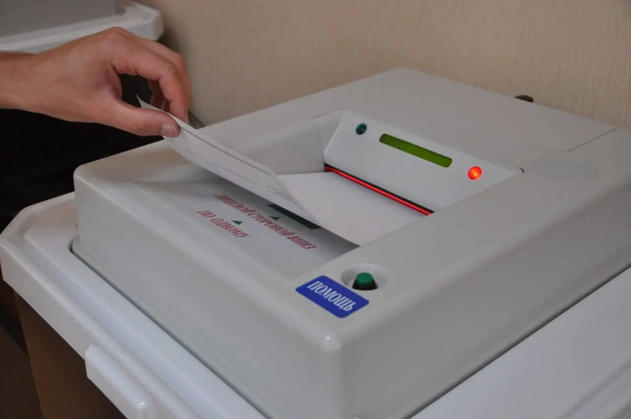 В ряде регионов наблюдается дефицит комплексов обработки бюллетеней (КОИБ); поставки обновляющей техники сорваны санкциями, что может привести к ручному подсчету бюллетеней.