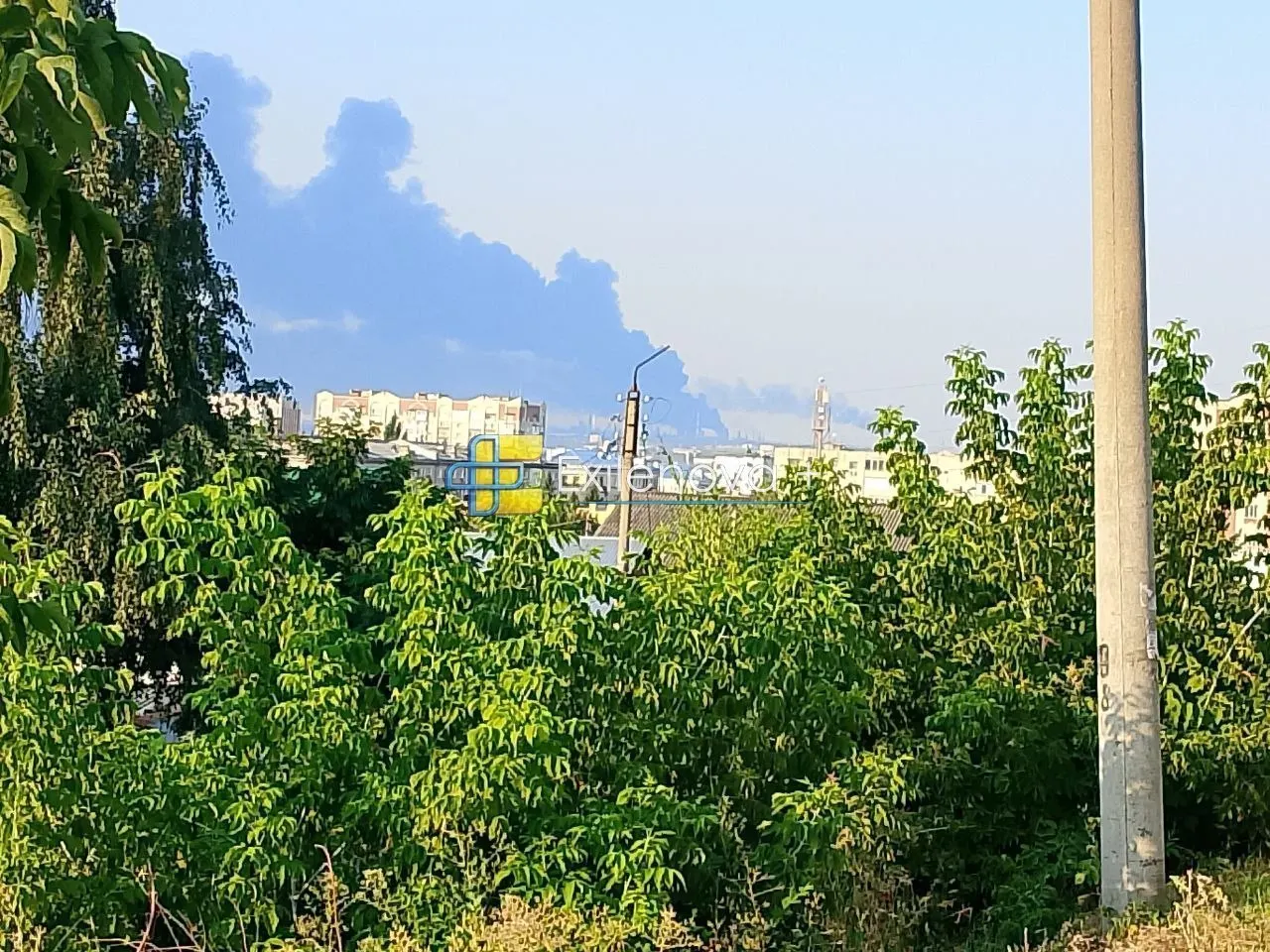 После падения обломков БПЛА на Ильском НПЗ в Краснодарском крае возник пожар; пострадали люди. В Самарской и Липецкой областях зафиксированы инциденты. Ночное ПВО перехватило сотни беспилотников над разными регионами.