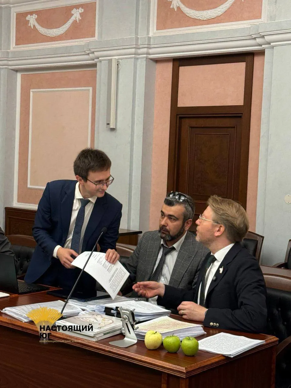 На заседании Верховного суда представитель ЦИК заявил о нарушениях со стороны партии «Яблоко» в предвыборной агитации и авторских правах; обсуждалась цитата Григория Явлинского и условия сотрудничества с OpenAI; решение по бюллетеню может быть изменено после суда.
