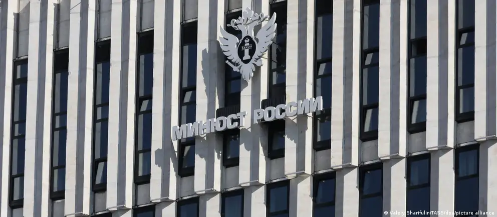 Минюст расширил перечень «нежелательных» организаций на шесть позиций, включив американский Фонд защиты прав человека и ряд исследовательских проектов; публикация освещает антивоенные группы и последствия участия.