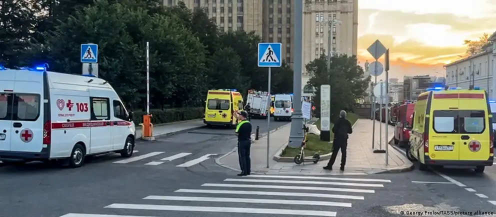 Вечером 1 августа на Кудринской площади у ресторана прогремел взрыв: не менее семи погибших и множество пострадавших. Следствие рассматривает версию покушения на главнокомандующего ВКС; возбуждено уголовное дело по статье о терроризме.