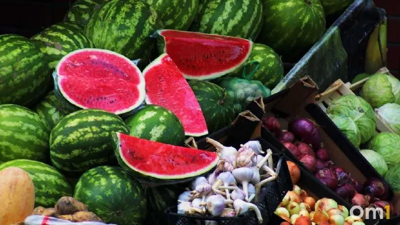 Поврежденные плоды могут быстро загрязняться микроорганизмами. Покупайте арбузы и дыни только в официальных торговых точках.